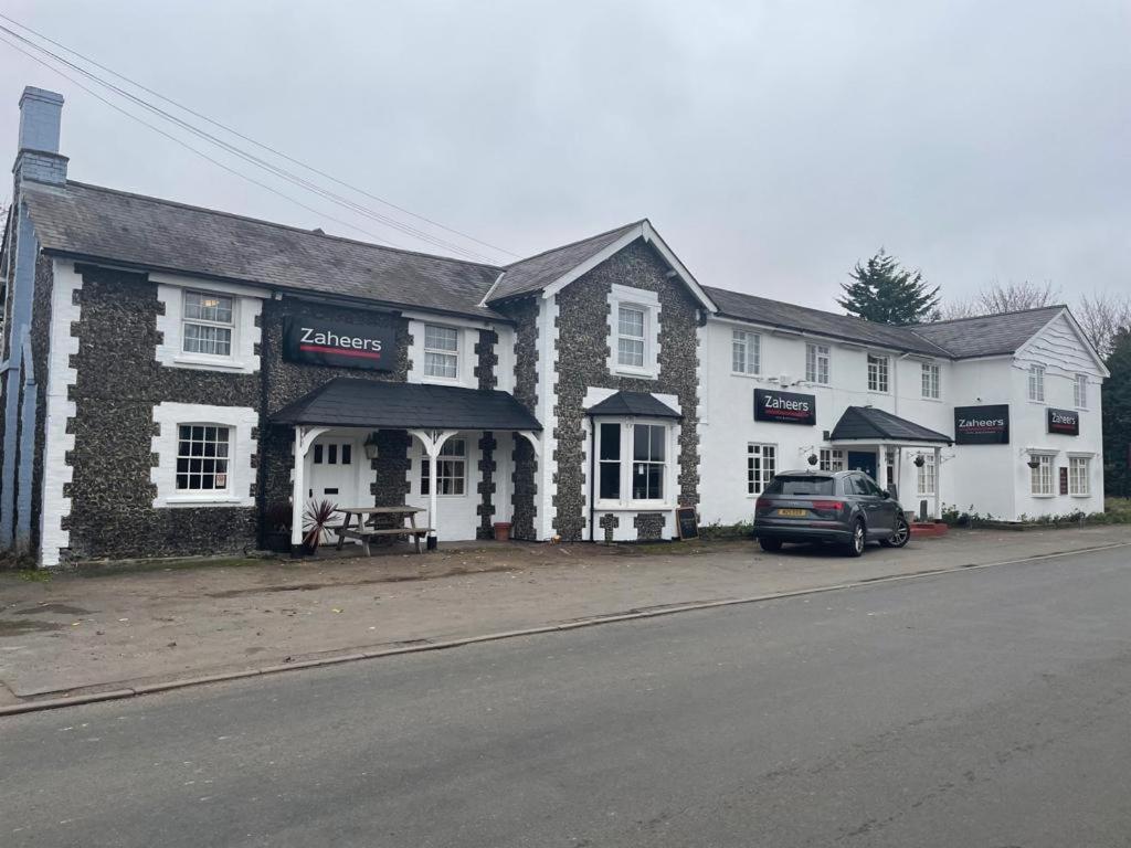 Zaheer'S Hotel Baldock Exterior foto